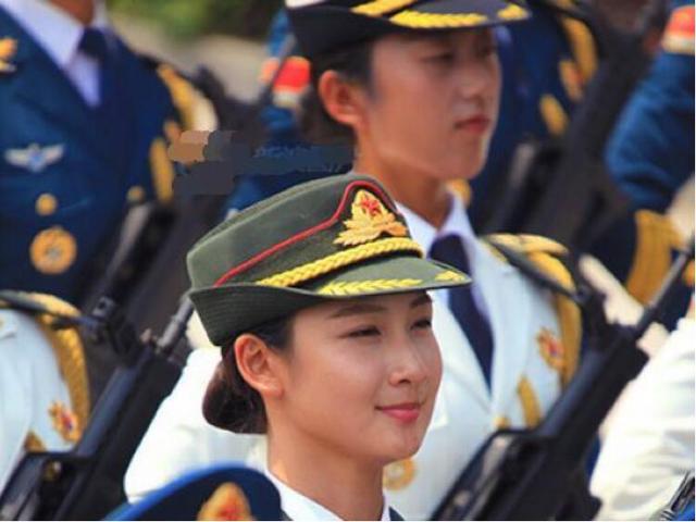 美女网红成功的从世界内衣名模变成了最美仪仗兵,还在此前成为阅兵场