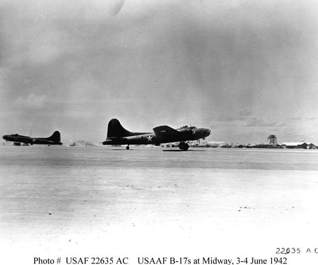 中途岛机场上的b-17"空中堡垒"轰炸机.