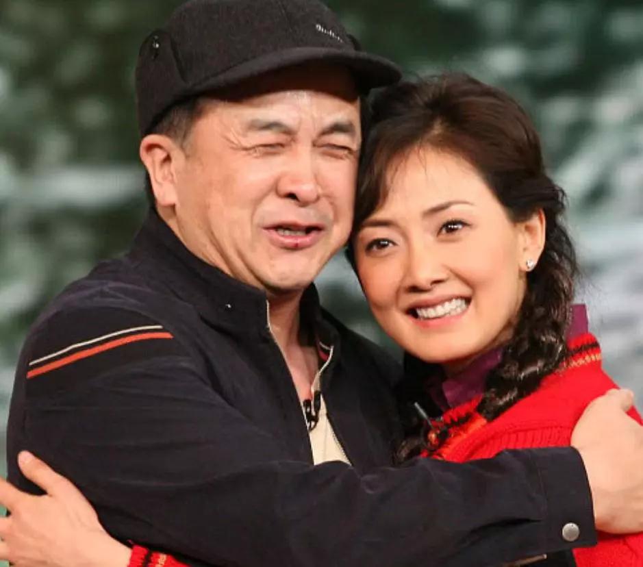 原创59岁黄宏近照,隐瞒了30年的演员老婆,竟是我们熟知的她!