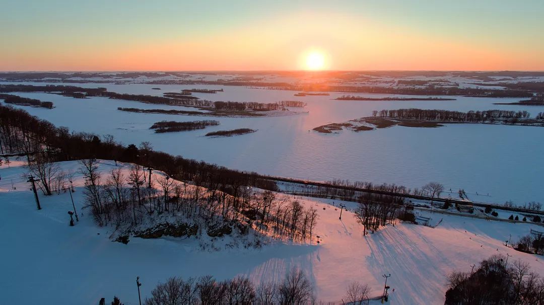 滑雪胜地 盘点五大湖区滑雪场七宗“最”！谈球吧体育(图10)