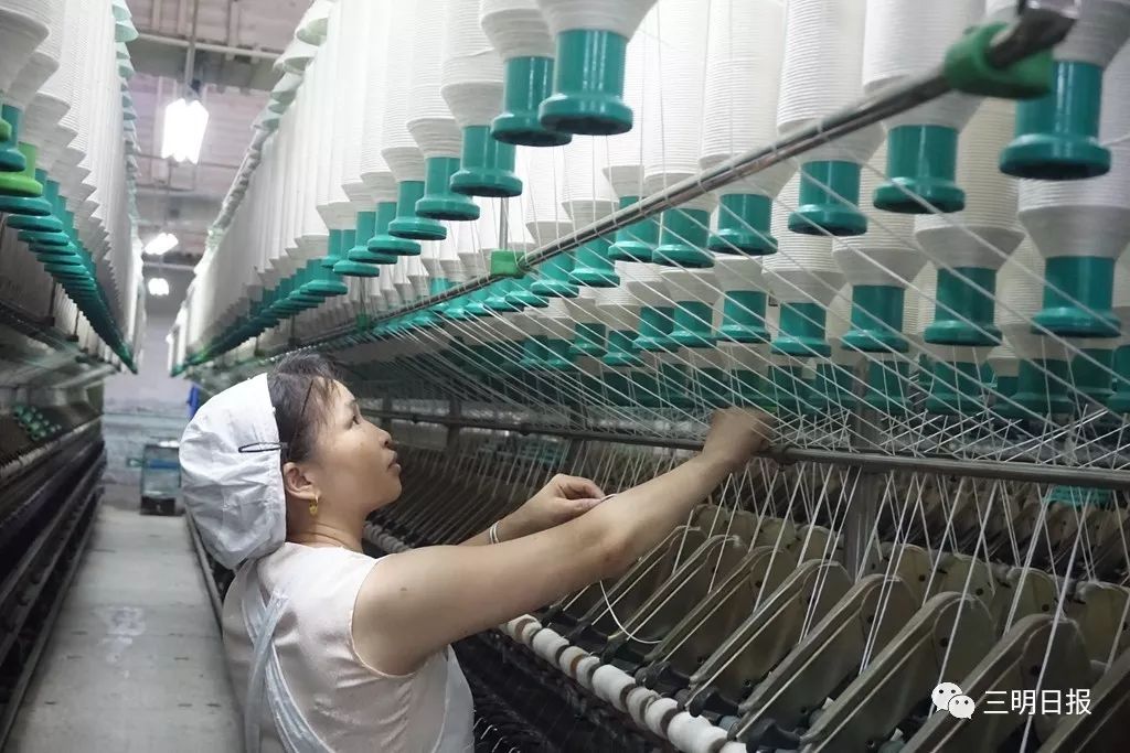 △现代化的纺织厂生产车间 (周志鸿摄)