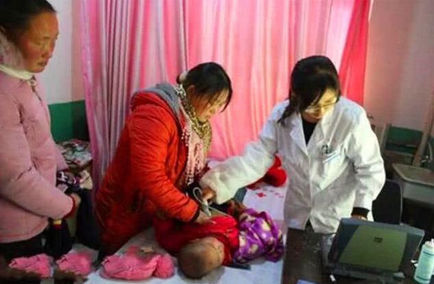 「母婴参考」2岁宝宝感冒发烧，奶奶的处理办法差点让娃成脑瘫，医生：瞎胡闹