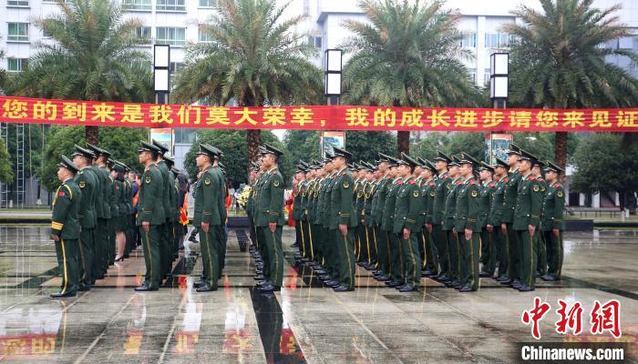 武警广西总队柳州支队44人晋升 家属帮换新警衔