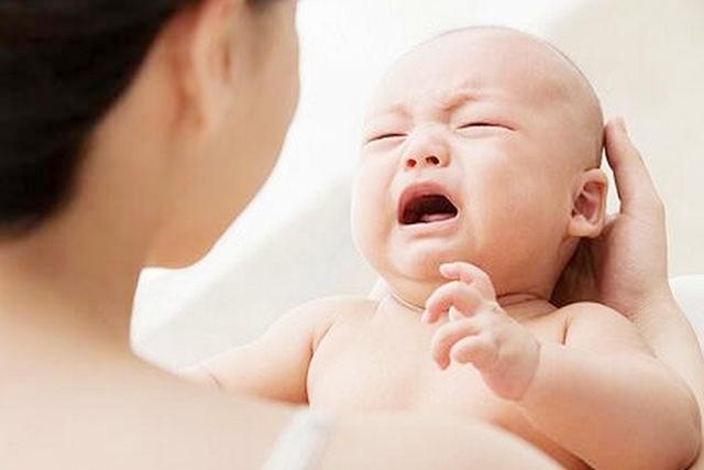[孕育岛]原创宝宝出生两周了还是没睁开眼睛，家人急忙问医生，结果让医生笑了