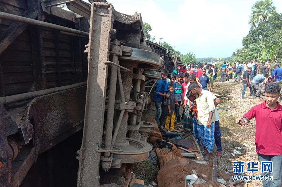 孟加拉国发生两列火车相撞事故