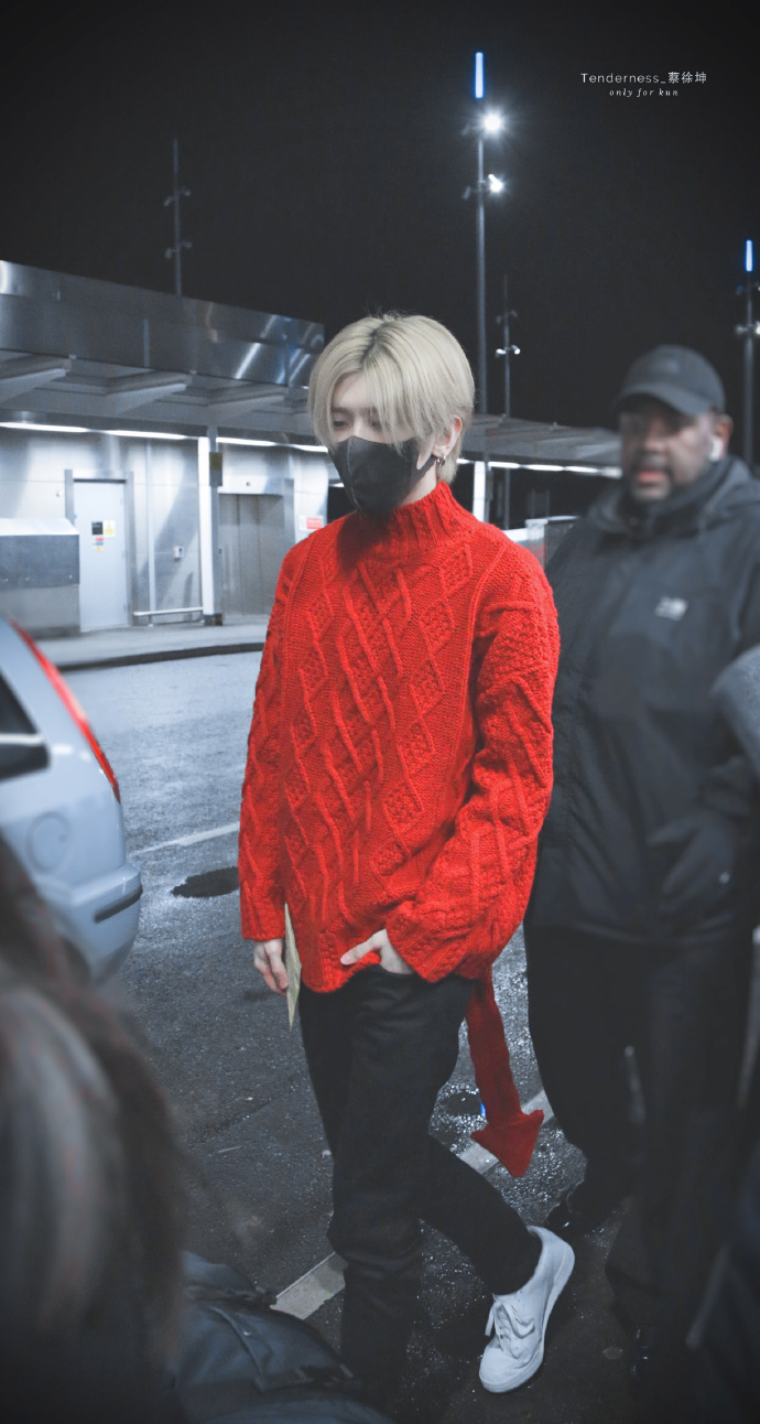 蔡徐坤伦敦飞北京启程回国 红衣小恶魔甩着小