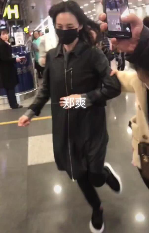 郑爽机场被拽着跑，粉丝摔倒头也不回，baby当场