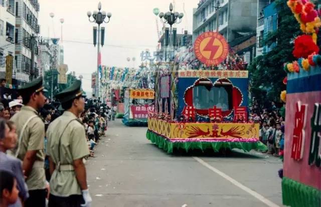 1996年地级贵港市成立的老照片红旗招展人山人海