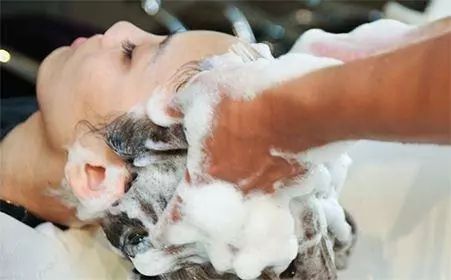 晚上几点洗头最好 5dc22f4bfff44e41908d89a1e4060a93.jpeg