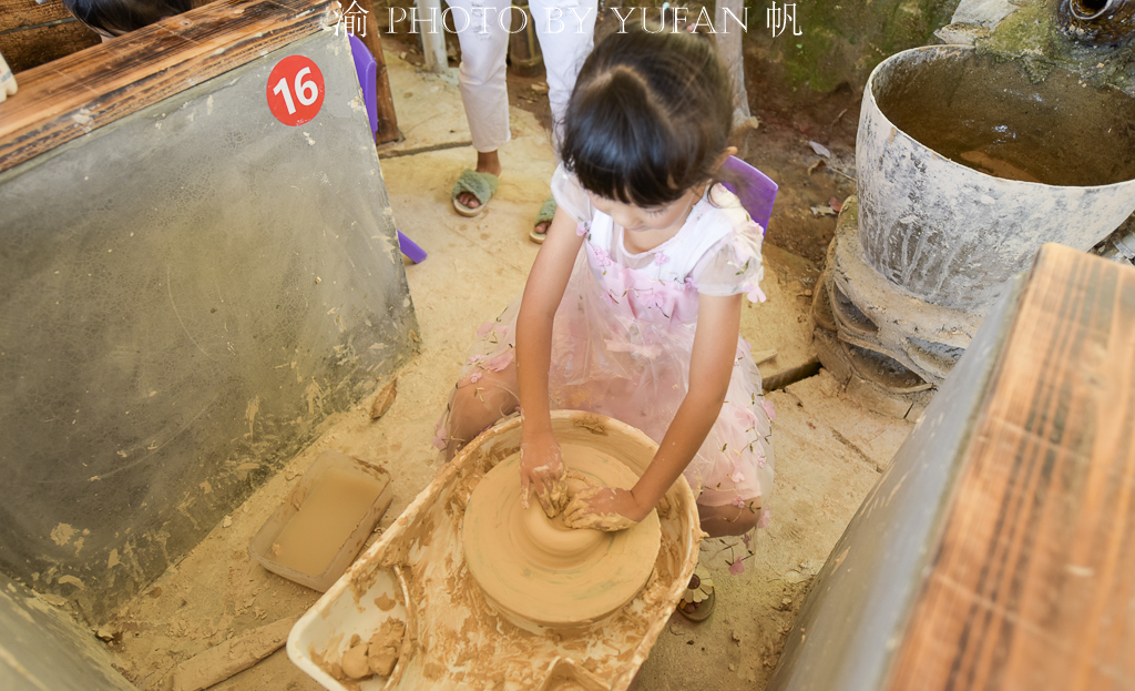 云南有个碗窖村，全民一起玩泥巴，小孩也乐在其中，如今全国闻名