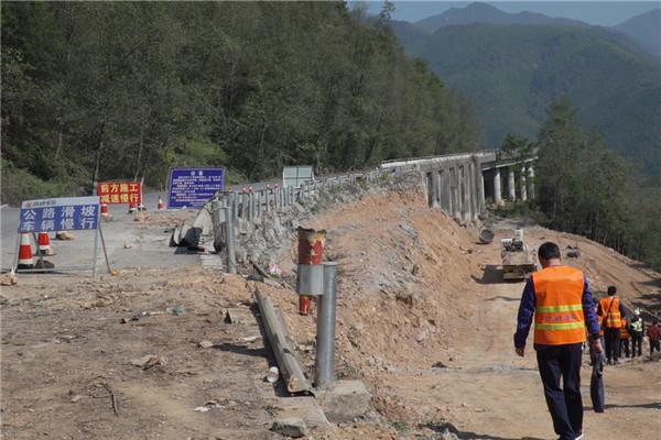 经过永连公路双牌段的车辆可绕行高速,每晚19时至凌晨7时,车辆可缓慢