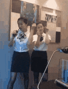 爆笑gif图:妹子,矜持点,别把旁人家给吓着了