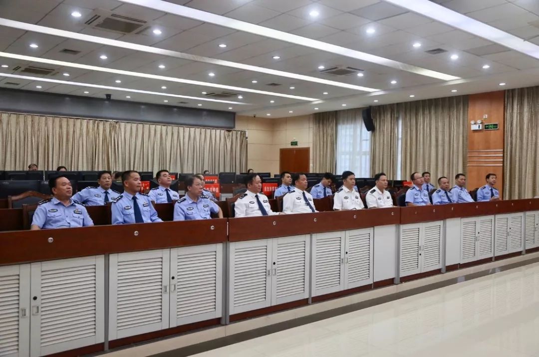 李伟章率队到玉林市公安局考察学习