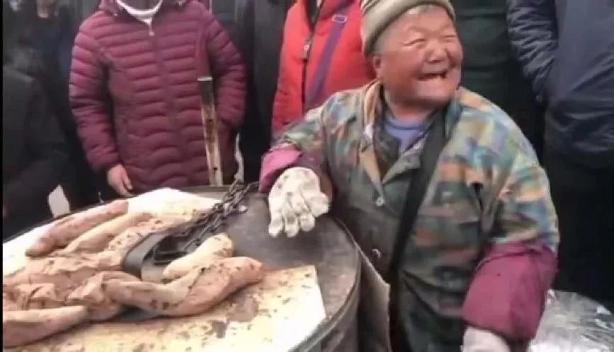 80岁老奶奶占道卖烤地瓜遭遇城管执法，结局暖心了…