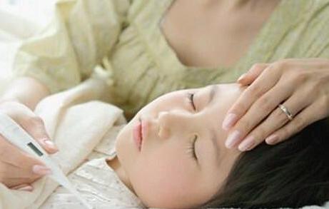 「母婴参考」2岁宝宝感冒发烧，奶奶的处理办法差点让娃成脑瘫，医生：瞎胡闹