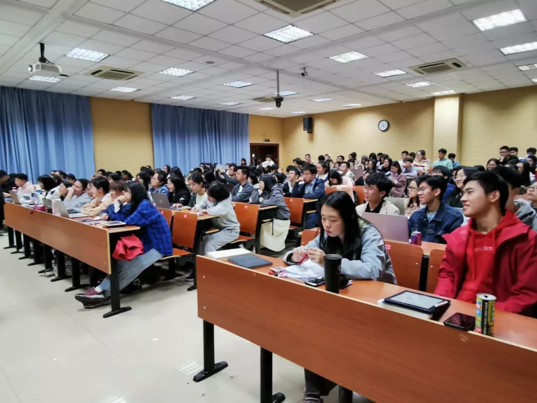 华东政法大学姚明斌副教授在我校主讲本学期"法治中国"课程第七讲