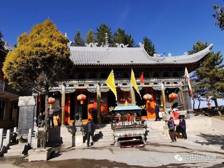 武顺王正殿碑文当地企业家邓仲晗宗亲捐建的花岗石旗杆座.