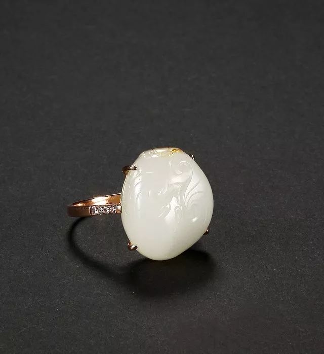 羊脂玉色如截脂，价值高，最美的是羊脂白玉！和田玉还当作爱慕的信物