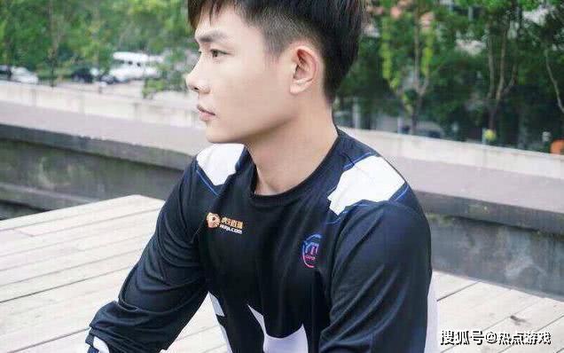 王者荣耀:前KPL职业选手,三指操作上双国服,爆