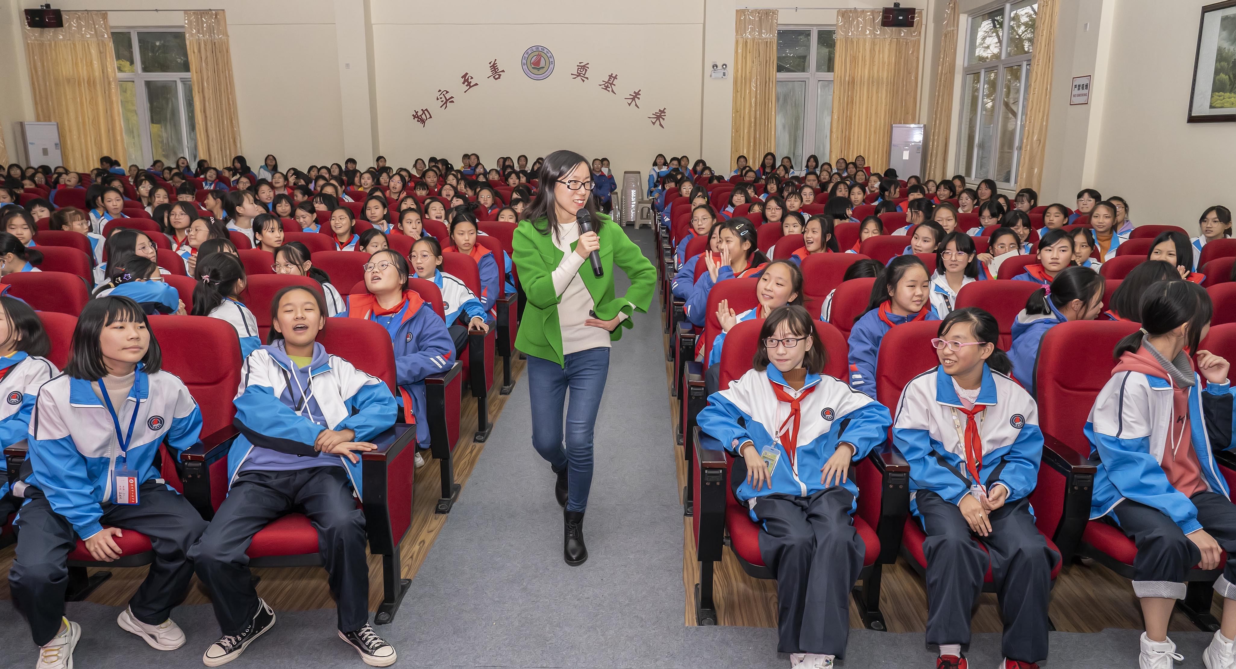 崇州市江源中学开展"青春期,我与异性如何交往"女生专场讲座(一)