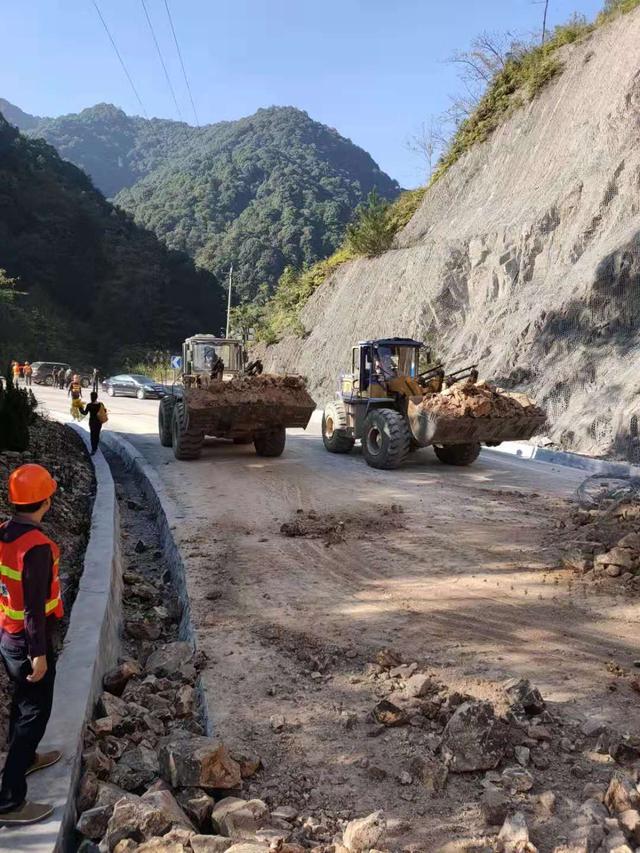 原创国道357线芦溪段发生山体塌方,预计15日抢通道路