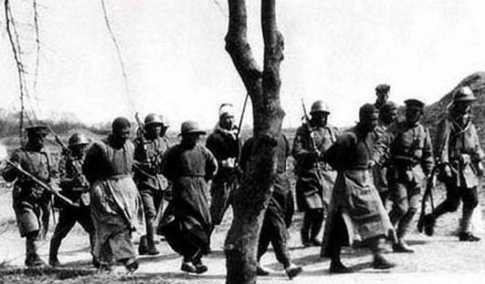 老照片里,日军都是一个人押送一群战俘,战俘们为何不一起反抗?