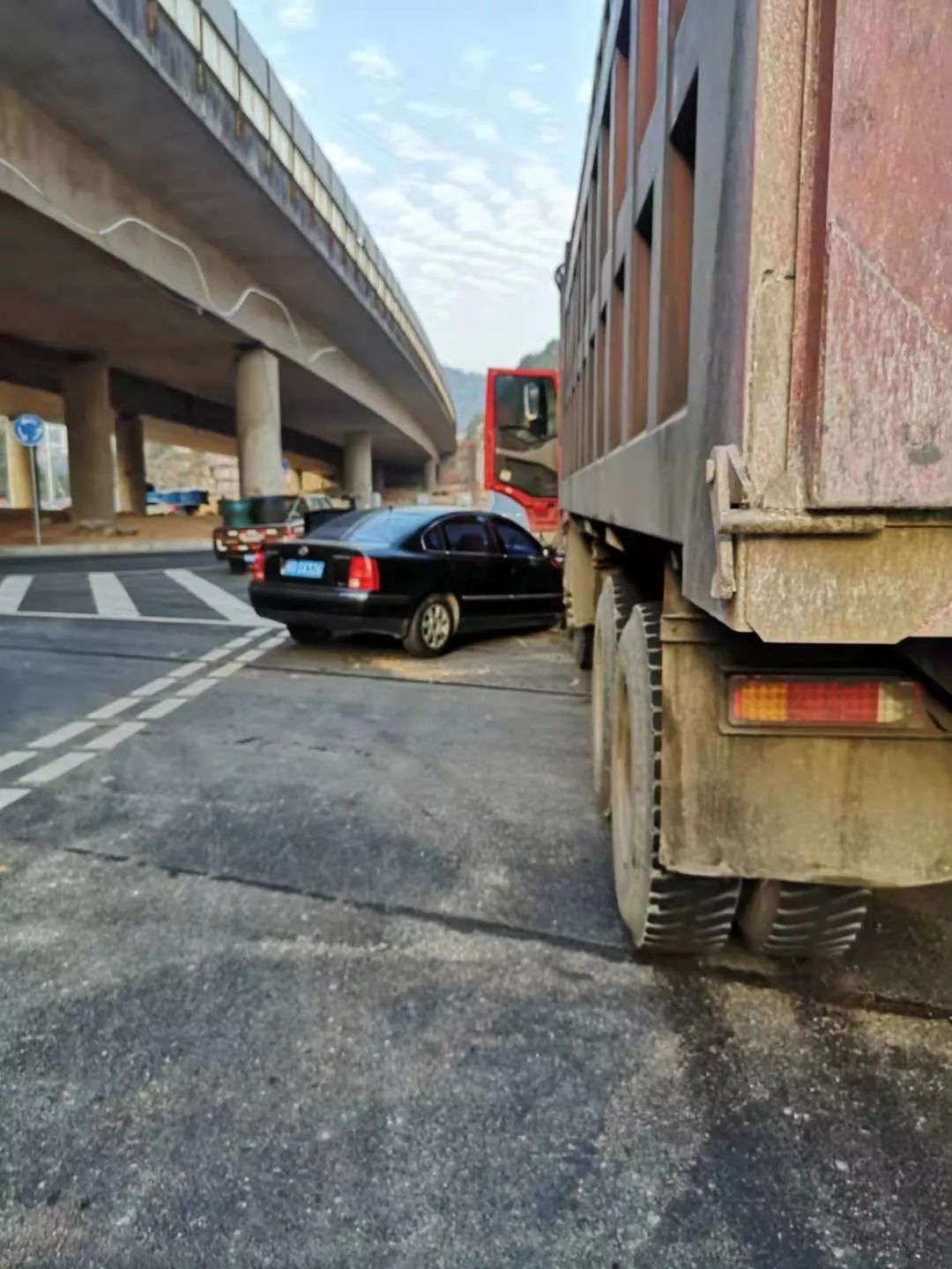 在大车频繁出入的路段 交通事故的致死率是非常高的 安全无小事,车祸