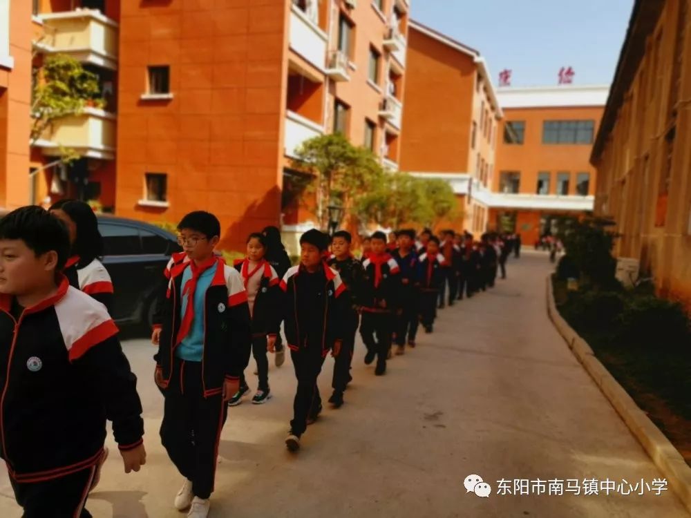 南马镇中心小学文明就餐我们在行动