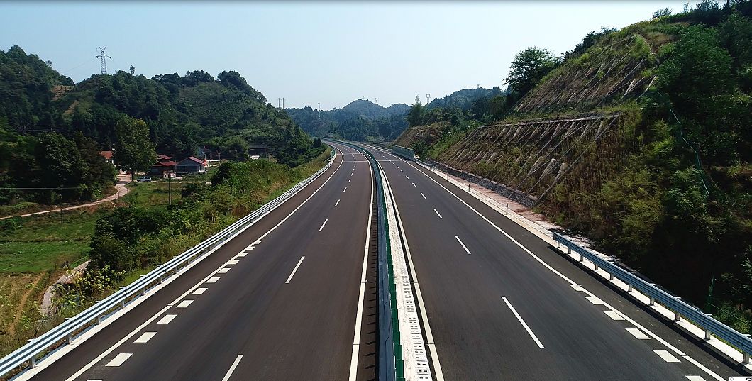 怀芷高速公路连接怀化市鹤城区西北部至芷江,起于鹤城区盈口乡朱溪村