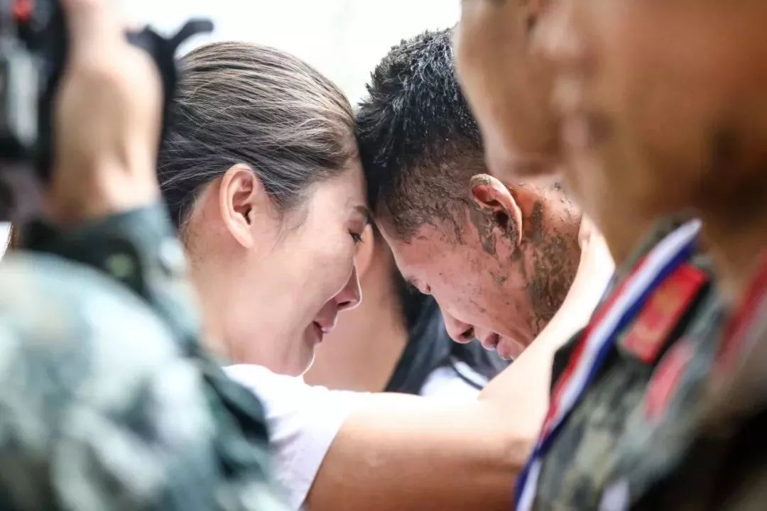 父母与军人孩子之间让人泪目的画面