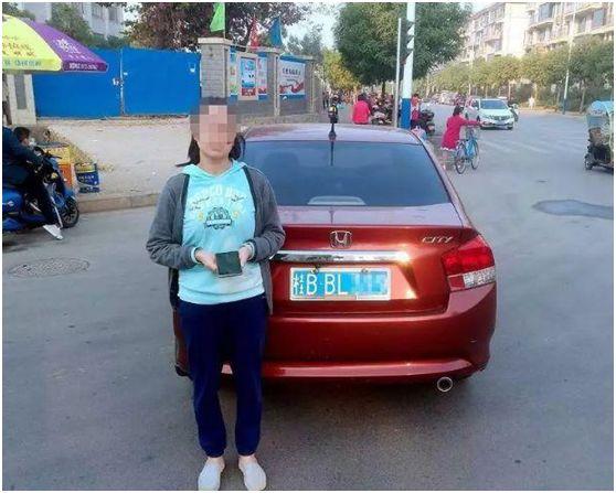 中国最牛女司机，闯红灯、逆行是常态，违章能扣53本驾照
