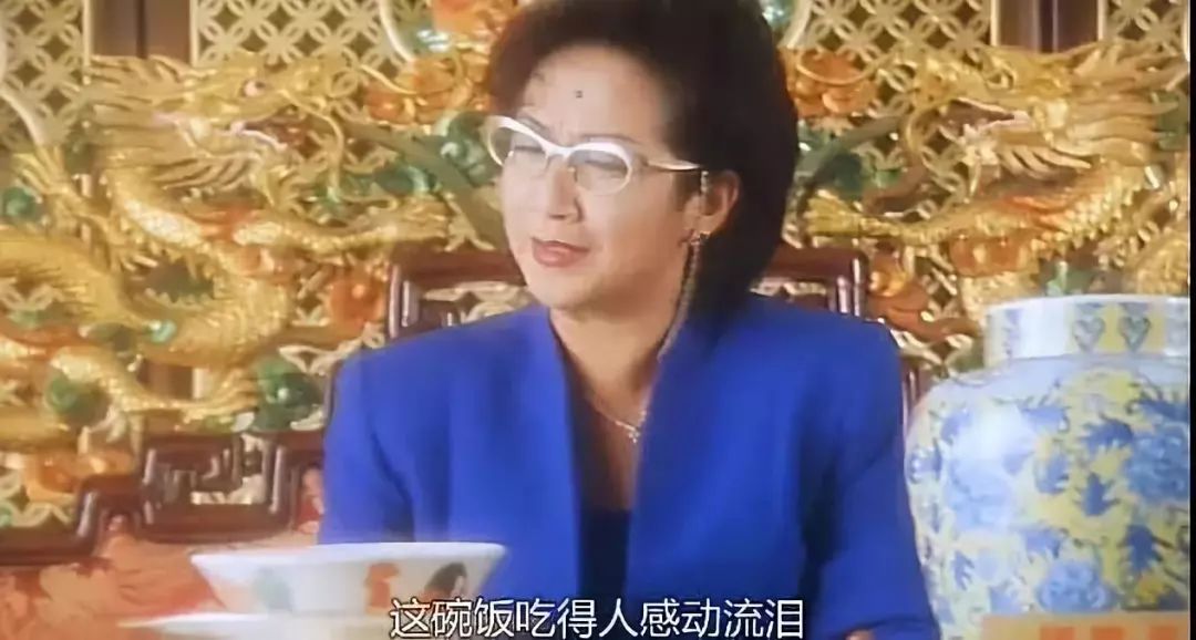 突然想起周星驰的电影《食神》,里面将腊味煲仔饭唤作"黯然销魂饭".