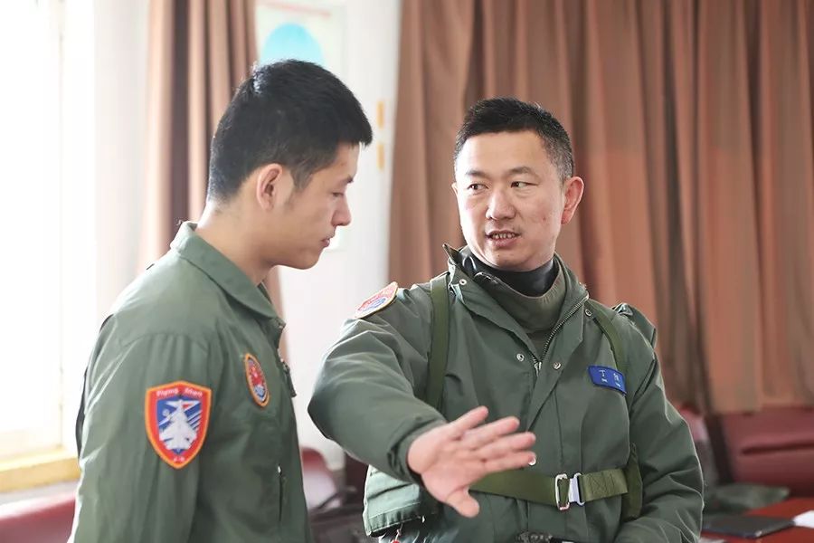 教官丁阳(右)教官曹先建来源:央广军事记者:彭洪霞 李悦 杨皓 张文杰
