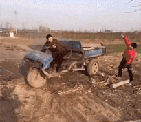 搞笑GIF图：一辆成了精的拖拉机，猛追着司机，司机都快疯了_丫头