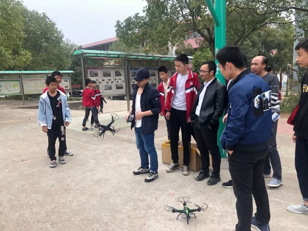 学生试飞无人机05《scratch编程》专题讲座此次的首届八都镇中小学