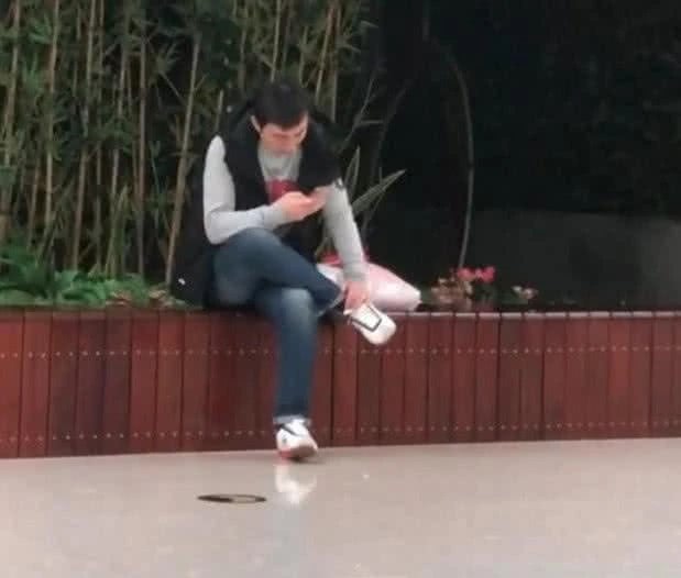 网友餐厅偶遇王思聪，笑言他要团购下午茶套餐