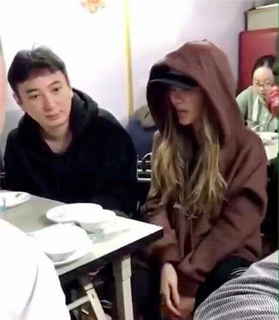 网友餐厅偶遇王思聪，笑言他要团购下午茶套餐