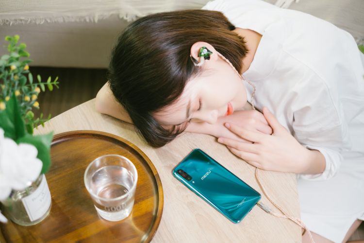 国产手机的5G战火：“双品牌互掐”与“价格战怪