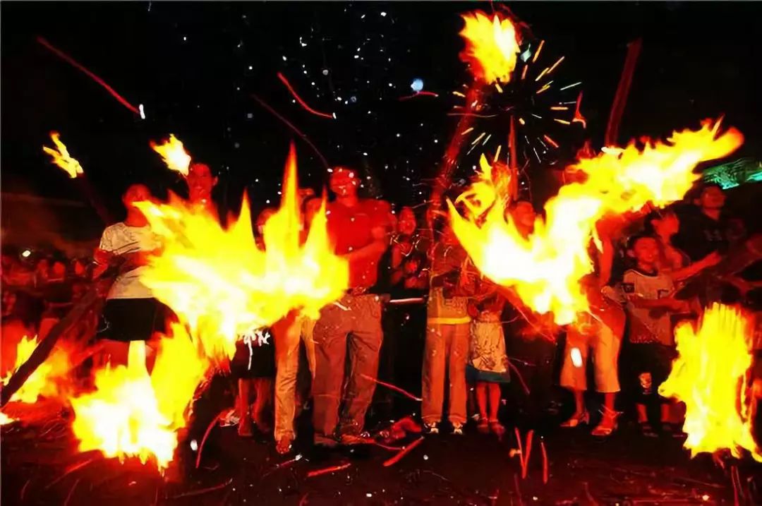 火舞节是彝族最隆重盛大的传统节日 男女老少聚集一堂祭祖 通过拜火把