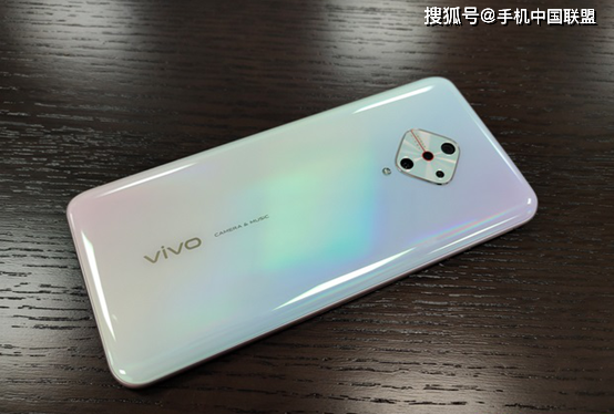 原创菱形非对称四摄vivov17真机上手图曝光