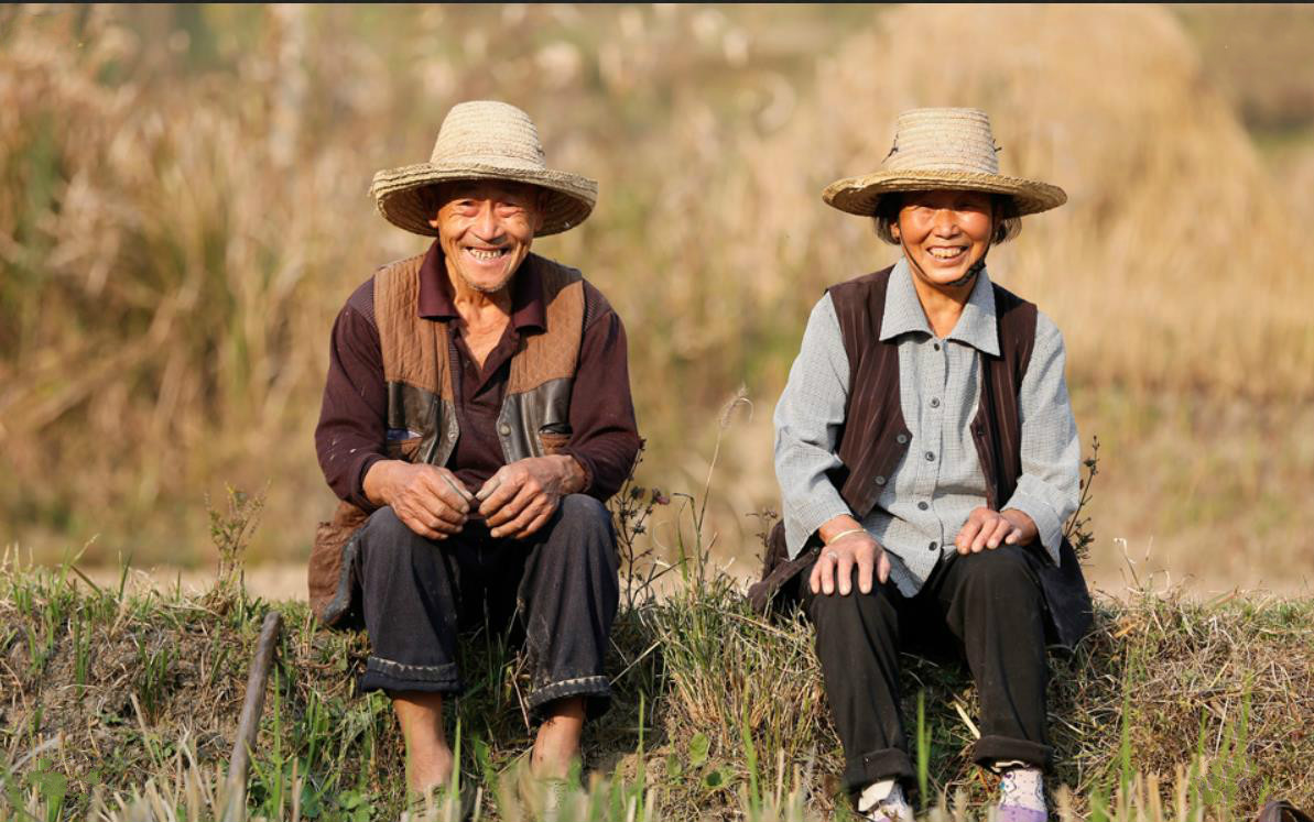 镜头下:这些独守大山里的老人,笑着说一个人挺好,并不