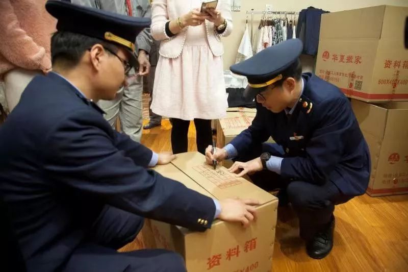 售假窝点藏星级酒店，北京查获涉“假名牌”服装箱包近三百件