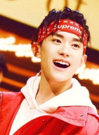 易烊千玺的身高是多少呢 f7410442fd3e475eb613c8babab3360e.jpeg