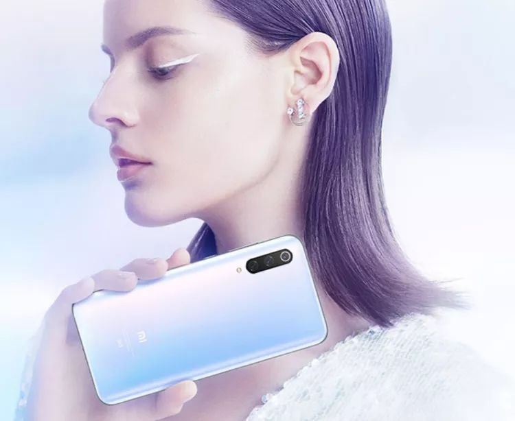 国产手机的5G战火：“双品牌互掐”与“价格战怪