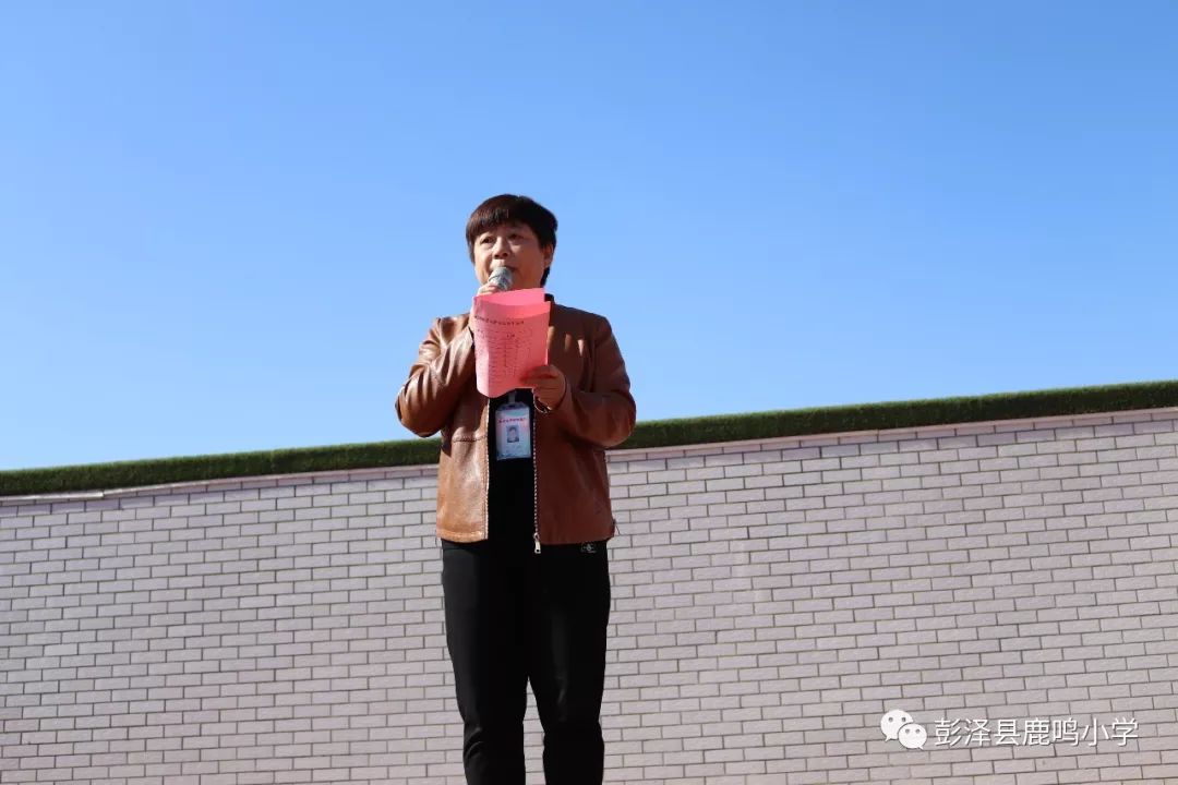 教导处赵红主任宣布汪书羽等二十名受到表彰的学生名单.