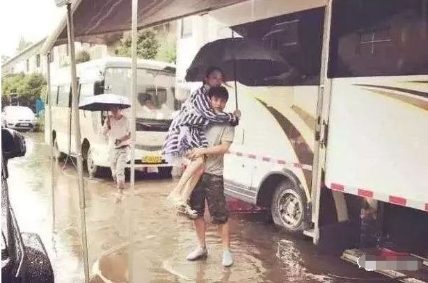 贾乃亮与李小璐离婚时间未公布，PGone与李小璐亲