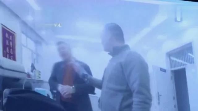 男子醉驾撞伤老人，不施救并连踹29脚！念叨：踹死你！