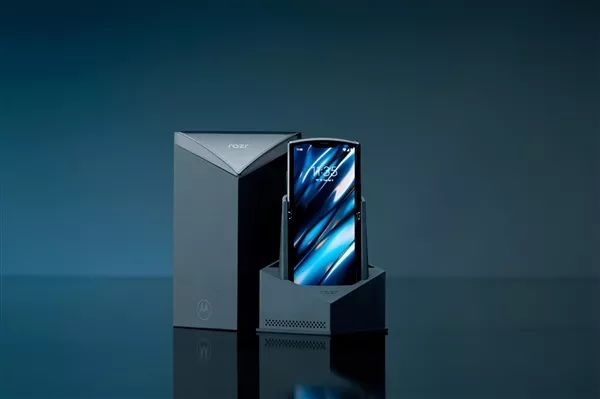 昨天，摩托罗拉出了款翻盖手机，这才是折叠屏