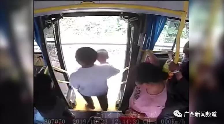 广西一公交司机遭乘客殴打致车辆失控，车内一高中生挺身而出
