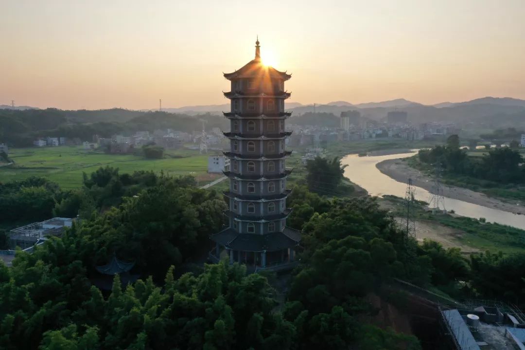 ▲龙村文昌塔五华,有特色美食五华客家菜的基本特色:用料以家养禽畜、